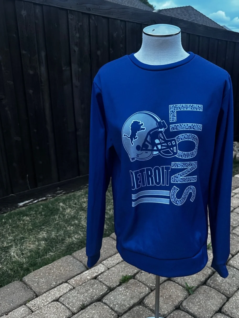 Detroit Lions sweatshirt EUC blue sheen white fleece interior women's medium